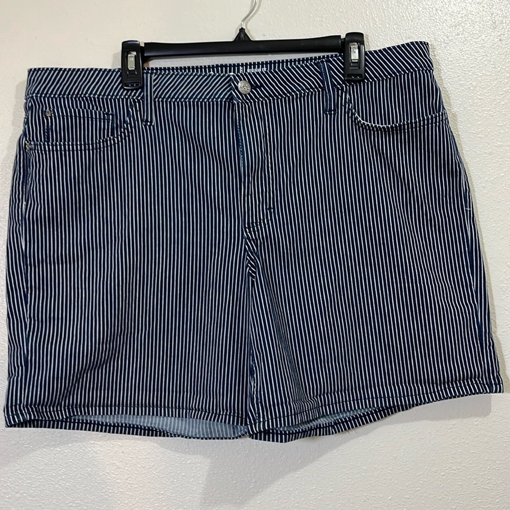 Lee navy and white striped jeans shorts.       Size 20.